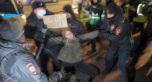 Задержание активистки в Краснодаре. Фото: тг-канал Евгения Витишко, https://t.me/vitishko/717
