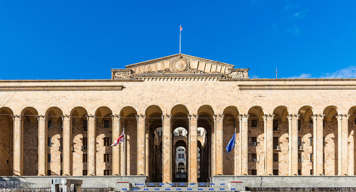 Здание правительства Грузии. Фото Diego Delso https://ru.wikipedia.org/wiki/Здание_парламента_Грузии_(Тбилиси)