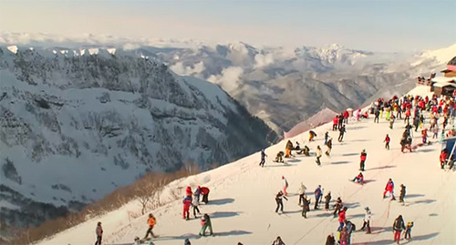 Туристы катаются на лыжах. Фото Светланы Кравченко для "Кавказского узла"