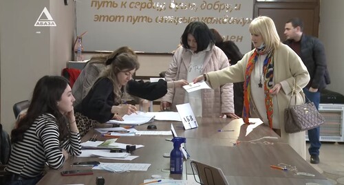 На одном из избирательных участков в Абхазии 26 марта 2022 года. Стопкадр из видео https://www.youtube.com/watch?v=_ay7YZG_VxM 