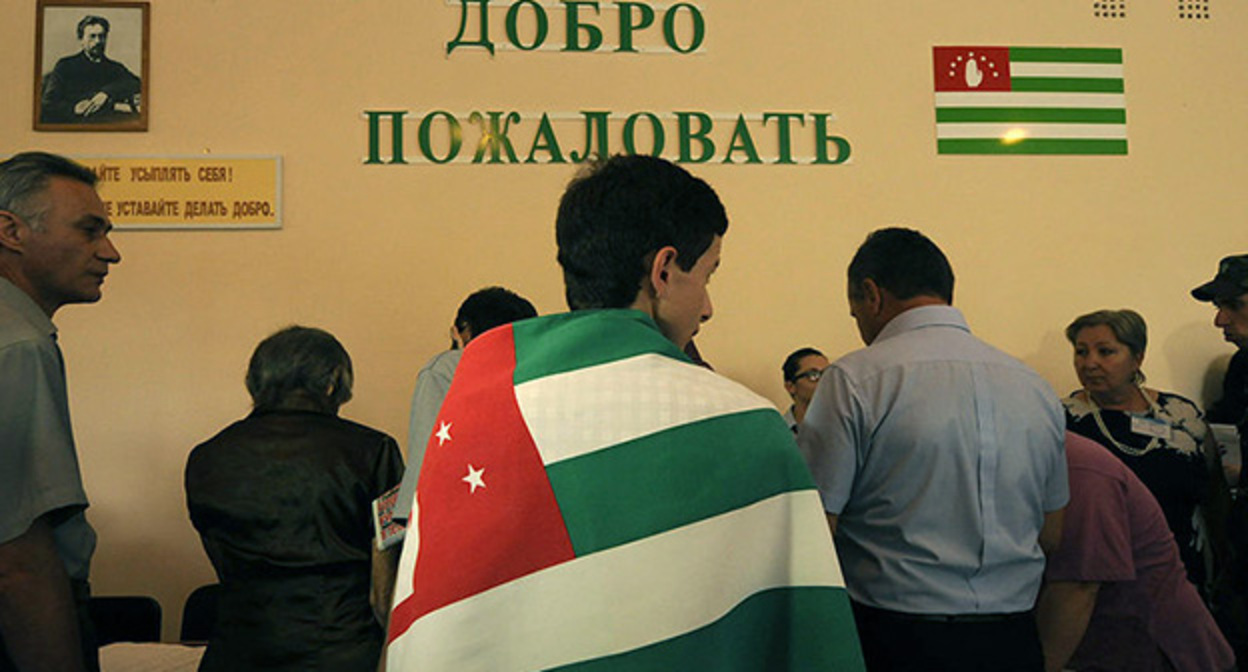 На избирательном участке в Сухуме. Фото: Сергей Карпов. ЮГА.ру