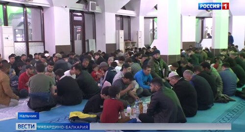 Коллективный ифтар в соборной мечети в Нальчике. Стоп-кадр из видео https://www.youtube.com/watch?v=FbDK6Hr9BRE