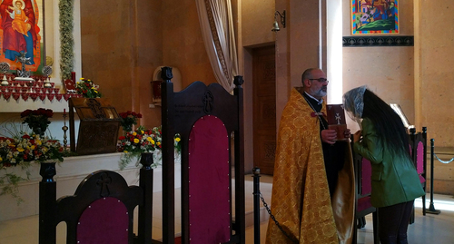 Верующие Армянской апостольской церкви пришли на Пасху в храм Святой Анны в Ереване, 17 апреля 2022 года. Фото Армине Мартиросян для "Кавказского узла"