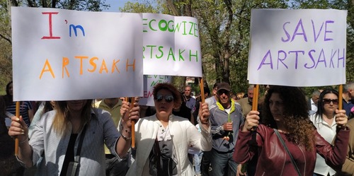Участники пикета в Цицернакаберде требуют признать Нагорный Карабах. 24 апреля 2022 года. Фото Армине Мартиросян для "Кавказского узла".