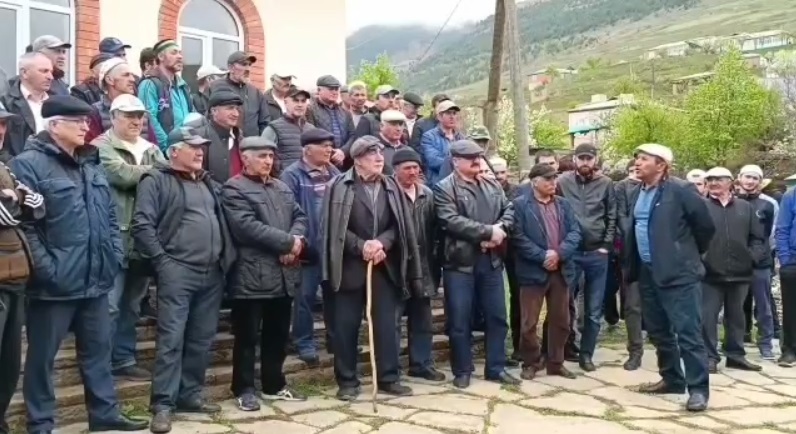 Джамаат села Гоор собрался около местной мечети и записал видеообращение. Скриншот видео http://t.me/novoedelo/8463
