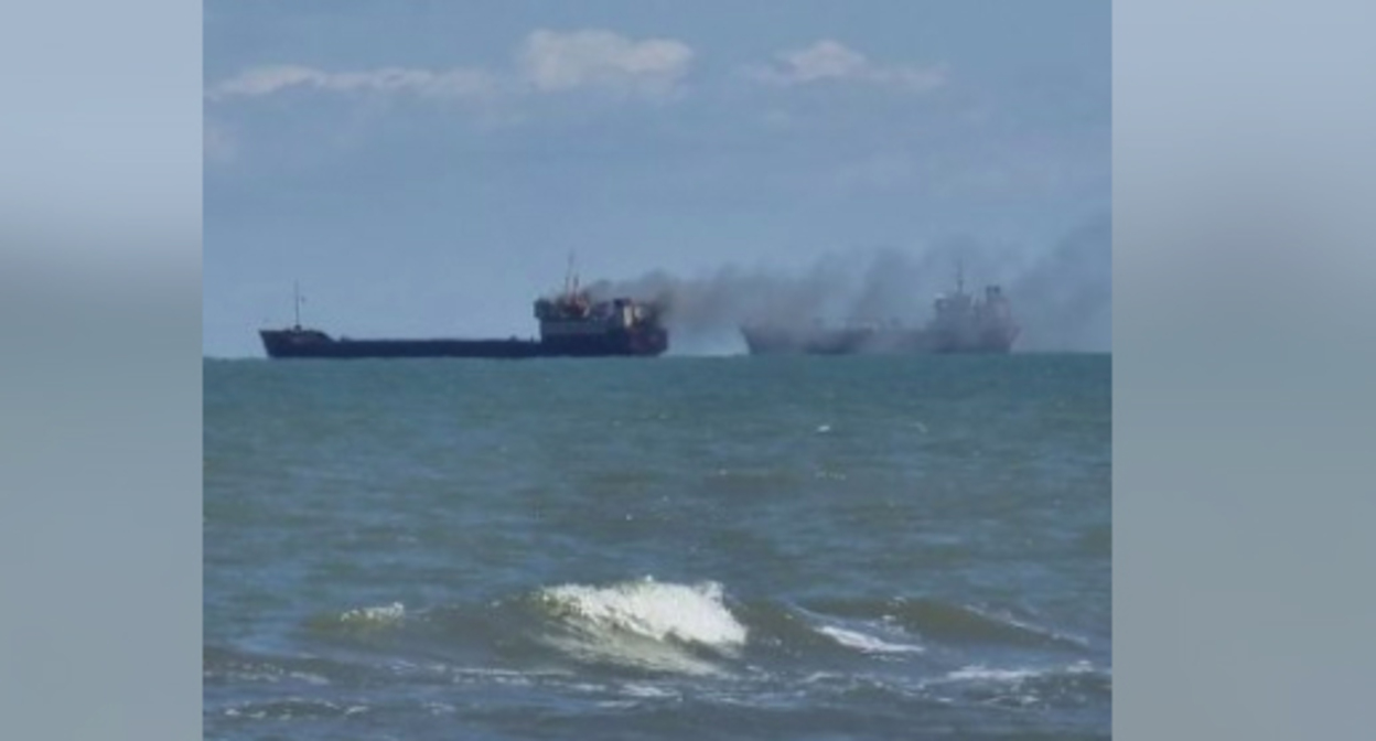 Пожар на турецком сухогрузе Aqua, стоящем на рейде у порта Темрюк в Азовском море/ Фото t.me/temruk_info
/2319?single
