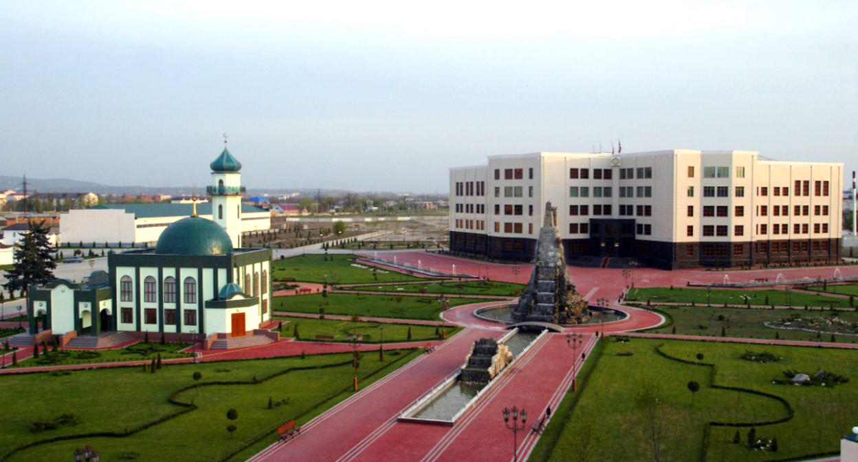 Площадь у здания правительства Чечни. Фото ИА "Грозный-информ" https://grozniy.bezformata.com/listnews/respublika-v-trojke-regionov-liderov/46788611/