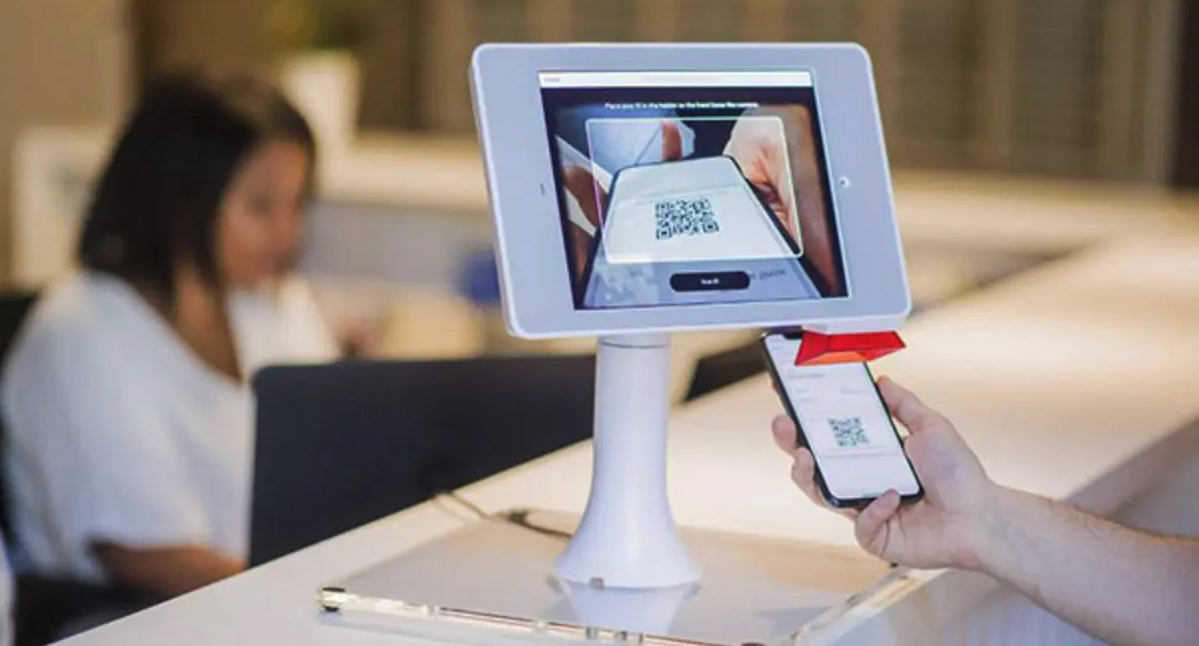 Проверка QR-кода в отеле. Фото Proxyclick Visitor Management System, unsplash.com