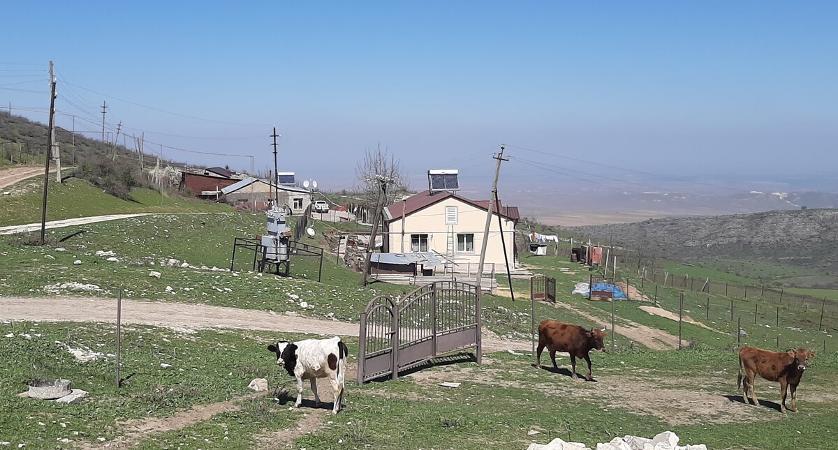 Дома в селе Бердашен Мартунинского района Нагорного Карабаха с солнечными станциями на крышах, апрель 2022 года. Фото Алвард Григорян для «Кавказского узла»