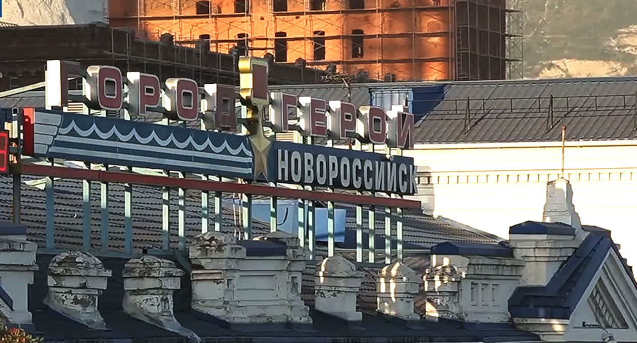 Железнодорожный вокзал Новороссийска. Кадр видео 
Телеканал РЖД ТВ https://www.youtube.com/watch?v=yfktPoAKdDk
