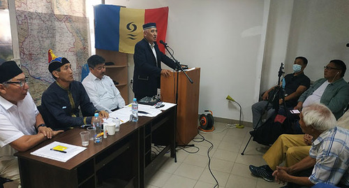 Адуча Эрднеев выступает на съезде ойрат-калмыцкого народа. Элиста, май 2021 года. Фото Бадмы Бюрчиева для "Кавказского узла"
