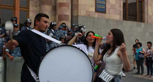Протестующие у здания правительства Армении. Фото Тиграна Петросяна для "Кавказского узла"