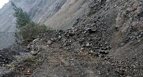 Обвал горных пород заблокировал участок трассы. Фото: пресс-служба Минтранса Дагестана http://www.mintransdag.ru/