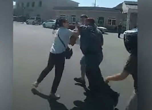 Силовики ведут в полицейский микроавтобус участника акции протеста в Араратской области. Стоп-кадр из видео на странице https://news.am/rus/news/706794.html