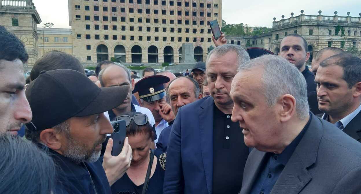 Разговор Джансуха Адлейбы с Александром Анквабом на митинге в Сухуме. Фото с сайта "Нужной газеты". https://abh-n.ru/dzhansux-adlejba-aleksandr-zolotinskovich-ya-vam-ne-doveryayu-kak-premer-ministru/