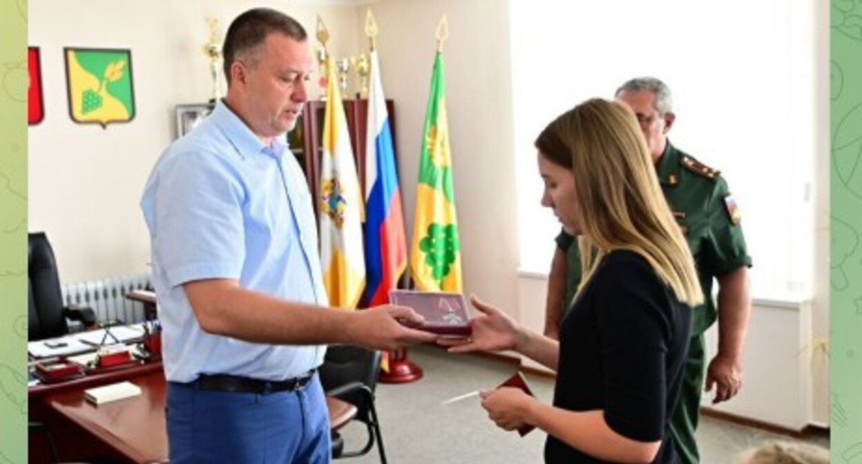 Вручение награды родным Владимира Яковенко. Скриншот сообщения в Telegram-канале главы Буденновска Андрея Соколова. https://t.me/andrei_sokolov2626/2269