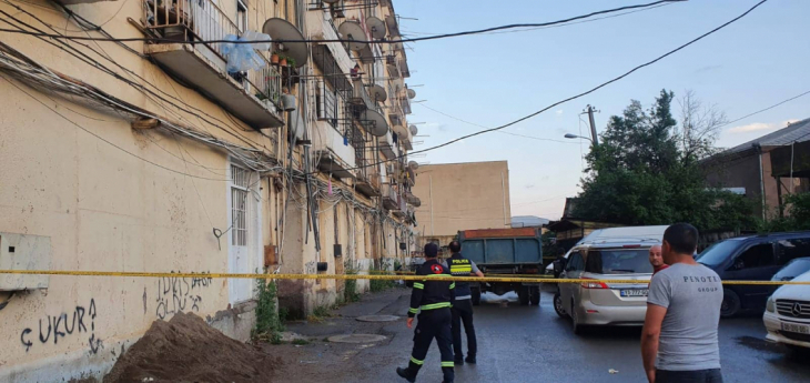 На месте трагедии в Марнеули. Фото https://marneulifm.ge/ka/siakhleebi/article/61096-marneulshi-aivnis-chamongrevis-shedegad-gardaicvala-erthi-adamiani-da-dashavda-sami