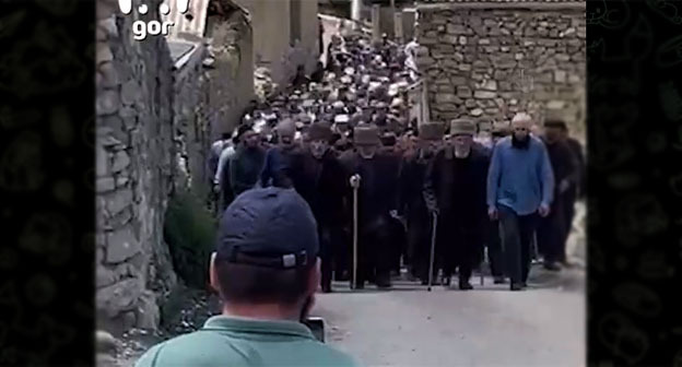 Старейшины дагестанских сёл идут примирять две семьи. Скриншот видео https://t.me/mash_gor/2008