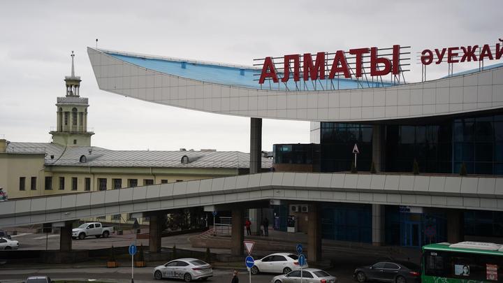 Аэропорт Алматы. Фото: NUR.KZ / Владимир Третьяков Читайте больше: https://www.nur.kz/society/1975724-air-astana-predupredila-o-zaderzhke-ryada-reysov-iz-almaty/