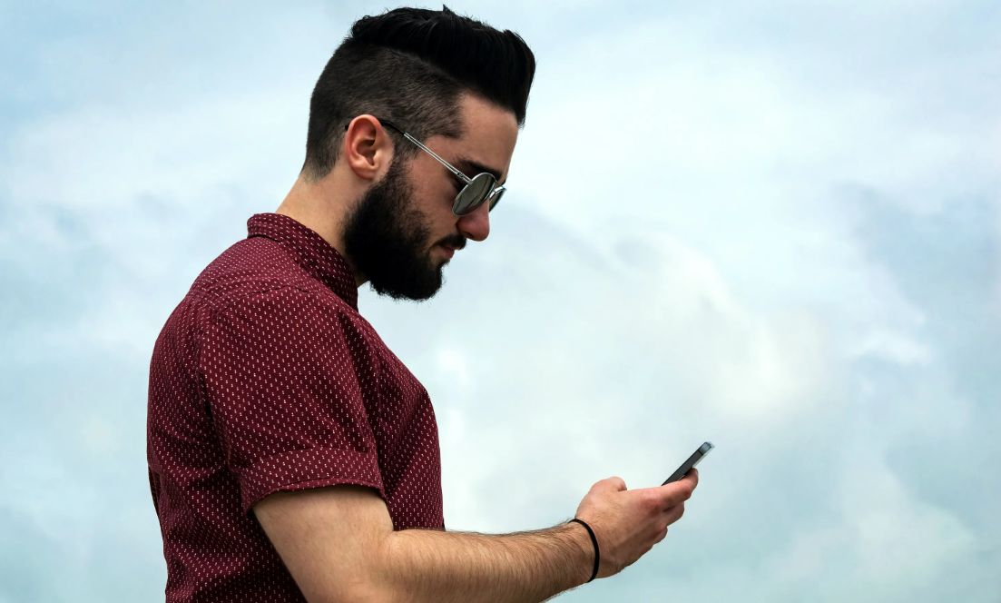 Мужчина с мобильным телефоном. Фото с сайта pxhere.com c открытой лицензией для личного и коммерческого использования, https://pxhere.com/ru/photo/705033