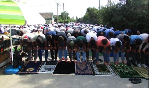 Мусульмане совершают намаз около мечети Волгограда. 9 июля 2022 года. Фото Вячеслава Ященко для "Кавказского узла".