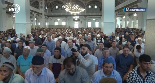 Посетители главной мечети Махачкалы 9 июля 2022 года. Стопкадр из видео https://www.youtube.com/watch?v=y5nPP-SPDmY 