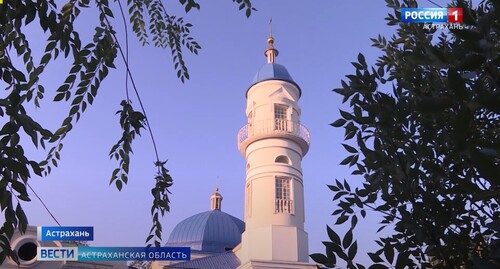 Минарет мечети в Астрахани. Стопкадр из видео https://www.youtube.com/watch?v=tOYW3TlZw70