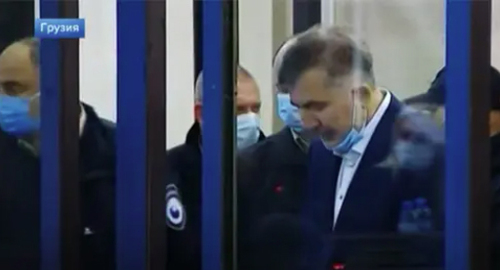 Михаил Саакашвили (справа) в зале суда. Скриншот видео "Новости на Первом канале" https://www.youtube.com/watch?v=jtb5QF28d6Q