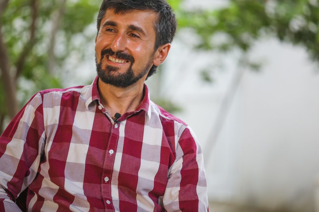 Эльвин Байрамлы — из журналистики в пчеловодство. Фото: Али Казымов Эльвин Байрамлы — из журналистики в пчеловодство. Фото: Али Казымов