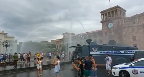 Полицейские присоединились к празднованию Вардавара на площади Республики, облив людей из водометов. Ереван, 24 июля 2022 года. Кадр видео из Telegram-канала "Баграмян 26" https://t.me/bagramyan26/39558