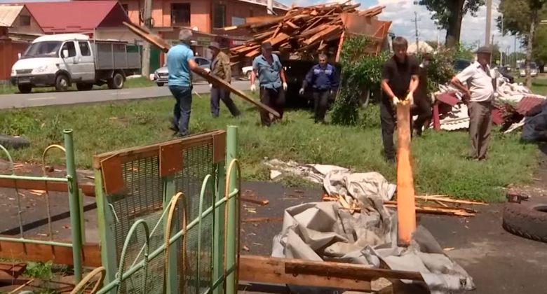 Ликвидация  последствий ливня с градом в Северной Осетии . Кадр видео 
iRYSTON TV https://www.youtube.com/watch?v=lmcUWmLf9lo&t=4s
