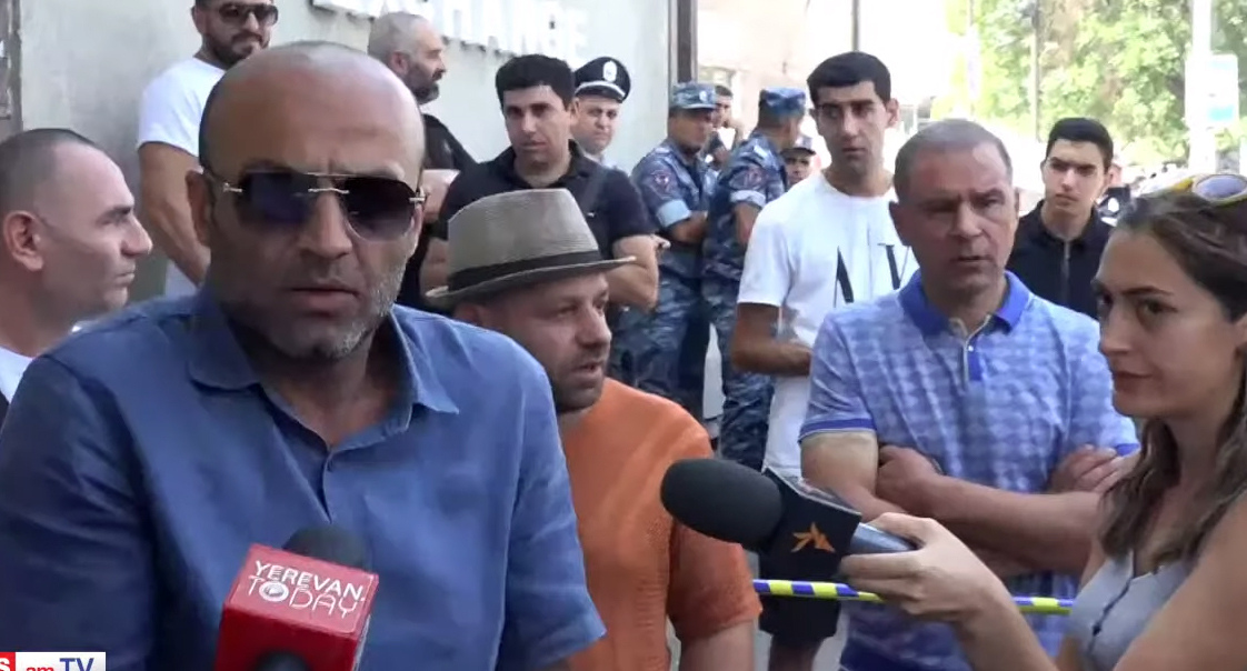 участники акции протеста против закрытия рядом с торговым центром "Сурмалу" в Ереване. Кадр видео News am https://www.youtube.com/watch?v=sT__QbDJ0zQ
участники акции протеста против закрытия рядом с торговым центром "Сурмалу" в Ереване. Кадр видео News am https://www.youtube.com/watch?v=sT__QbDJ0zQ