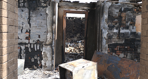 Сгоревший дом в станице Верхекудрюченская. Фото Сергея Снежина для "Кавказского узла"