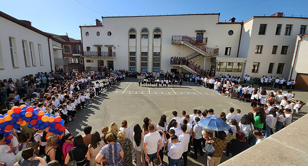 Мероприятие в школах Степанакерта по случаю 1 сентября. Нагорный Карабах. 1 сентября 2022 г. Фото Алвард Григорян для "Кавказского узла" Мероприятие в школах Степанакерта по случаю 1 сентября. Нагорный Карабах. 1 сентября 2022 г. Фото Алвард Григорян для "Кавказского узла"