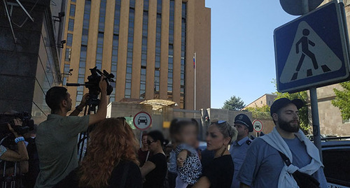 Активисты возле здания посольства России в Ереване. Фото Армине Мартиросян для "Кавказского узла"