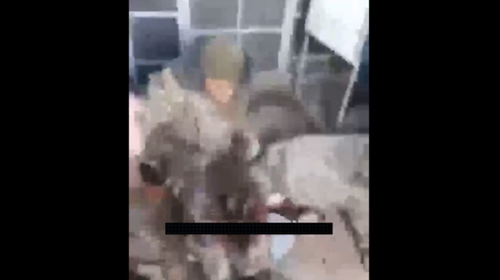 Стоп-кадр видео предположительно с пытками армянских военных. https://www.reddit.com/r/armenia/comments/y1c5o8/nsfw_azerbaijanis_torturing_armenian_pows/