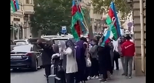 Пикет перед посольством Франции в Баку, стоп-кадр видео https://news.day.az/politics/1503740.html
