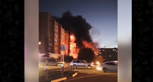 В жилом доме в Ейске возник крупный пожар после падения военного самолета. Скриншот видео https://t.me/bazabazon/13949