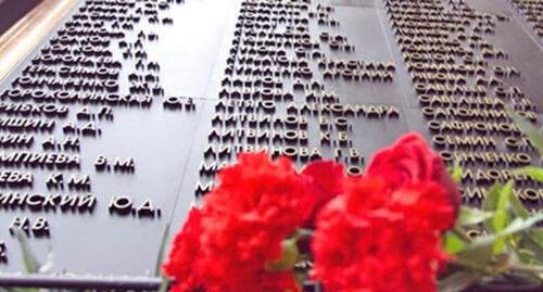 Мемориальная доска, посвященная жертвам теракта в Театральном центре на Дубровке. Октябрь 2002 года. Фото Юрия Тимофеева