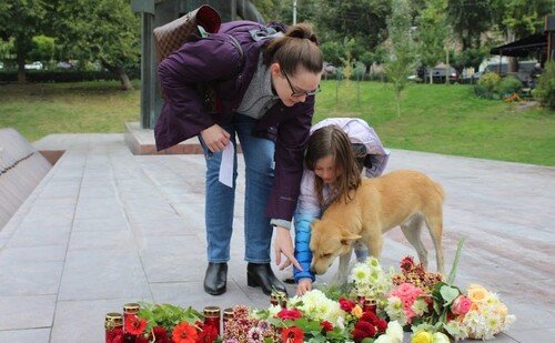 Возложение цветов к мемориалу жертв сталинских репрессий. Ереван, 22 октября 2022 года. Фото Тиграна Петросяна для "Кавказского узла".