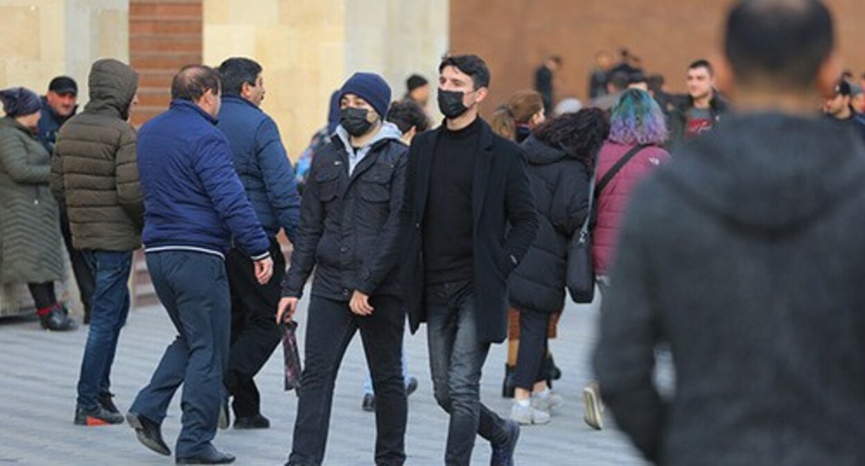 Прохожие в медицинских масках на улицах Баку. Фото Азиза Каримова для "Кавказского узла"