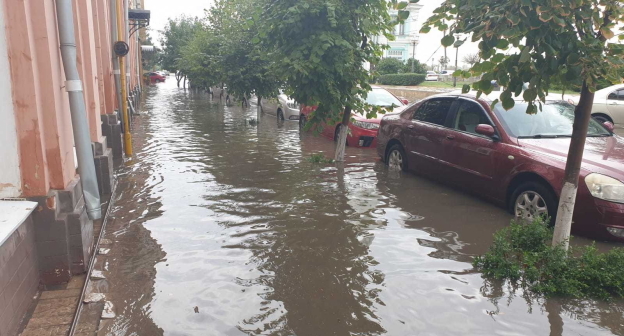 Подтопление в Астрахани, фото: ПУНКТ-Аh ttps://punkt-a.info/news/glavnoe/tsentr-astrakhani-zatonul-kadry-masshtabnogo-potopa

