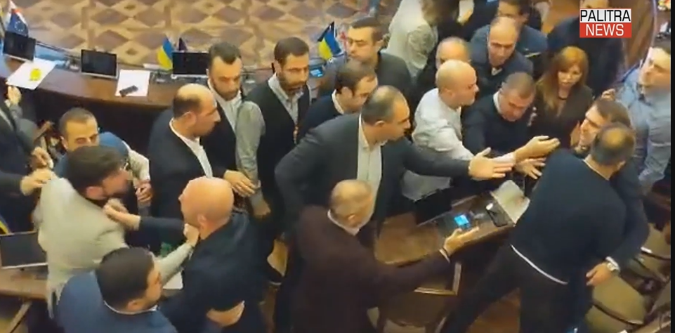 Потасовка депутатов в горсовете Тбилиси. Стоп-кадр видео PalitraNews от 04.11.22.
