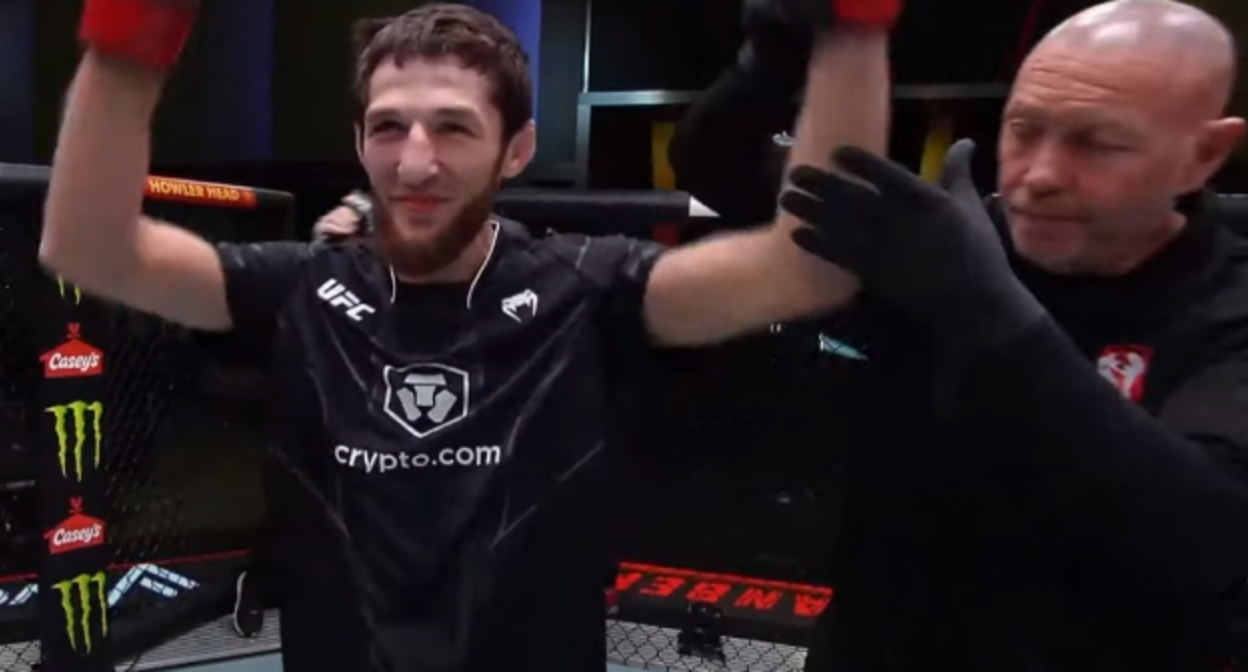 Тагир Уланбеков на церемонии объявления победителя, 6 ноября 2022 года, стоп-кадр видео канала UFC Russia
 https://www.youtube.com/watch?time_continue=10&v=cZtvVx5Jmqs&feature=emb_logo