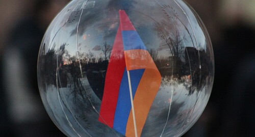 Армянский флаг в воздушном шаре. Фото Тиграна Петросяна для "Кавказского узла"