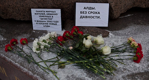Цветы в память о погибших в Новых Алдах. Фото Елены Лукьяновой https://novayagazeta.spb.ru