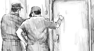 Полиция стучится в дверь. Иллюстрация Мейдан ТВ
