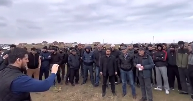 Участники схода в Новом Хушете. Кадр видео: www.instagram.com/p/Ck67zgJqxPI/ Участники схода в Новом Хушете. Кадр видео: www.instagram.com/p/Ck67zgJqxPI/