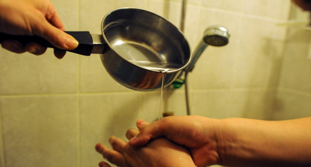 Отключение воды. Фото: Елена Синеок, "Юга.ру" Отключение воды. Фото: Елена Синеок, "Юга.ру"