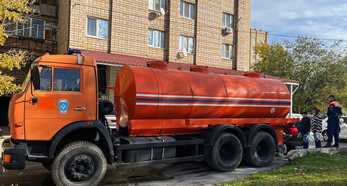 Машина с питьевой водой в Каменске-Шахтинском. Фото: https://kamensk24.ru/